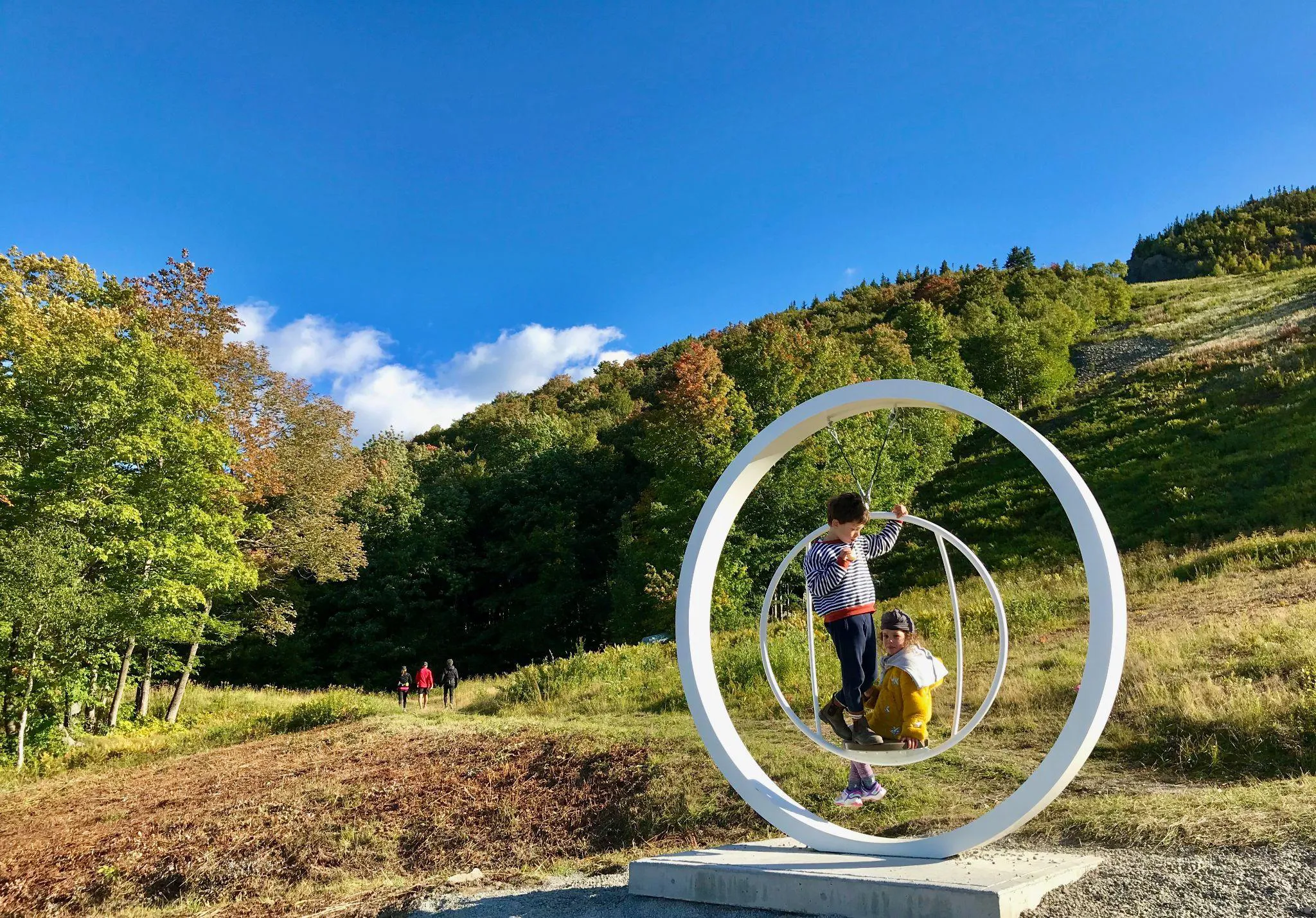 Sculpture-balançoire